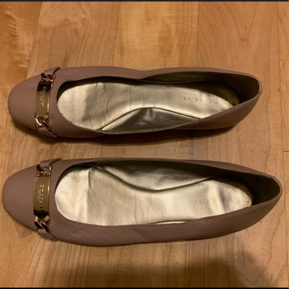 🎀 COACH Rose Pink Leather Flats SHOES womens size 8 Gold Logo Bar - Picture 3 of 6